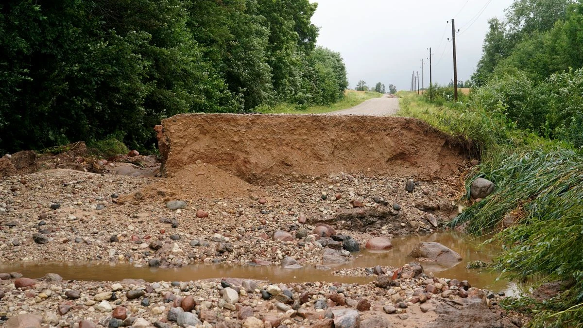 Lietavu izskalotie ceļi paralizē lauku dzīvi Kurzemē