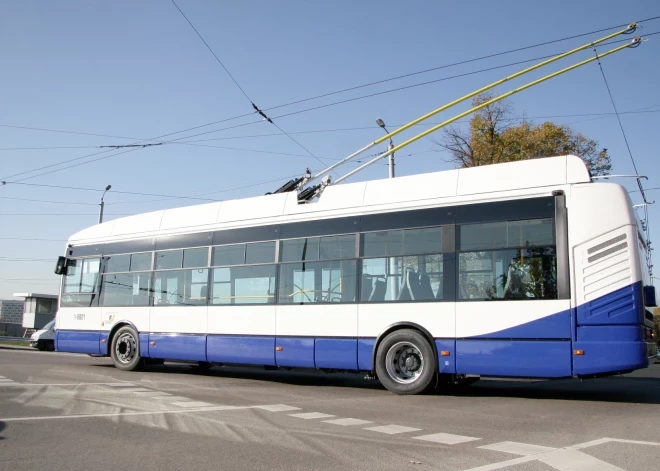 Rīgas satiksme izsolē pārdod 14 vecus trolejbusus