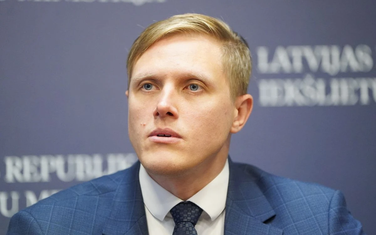 Dombrava: jāmeklē veidi, kā policijā laikus pamanīt alkohola problēmas