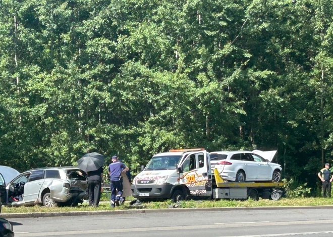 Rīgā policijas pakaļdzīšanās beidzas ar avāriju un kontrabandu