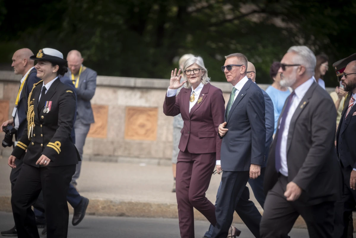 Austrālijas ģenerālgubernatore Sema Mostina noliek ziedus Rīgā