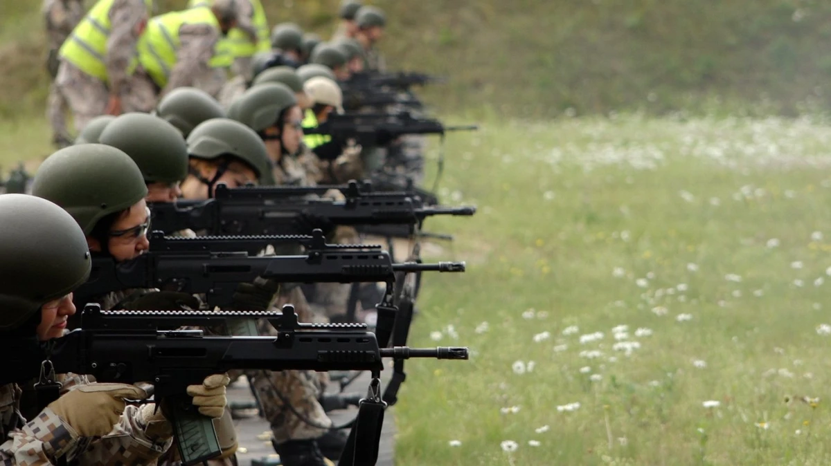 Alūksnē jaunieši militārajā nometnē slīpē aizsardzības prasmes