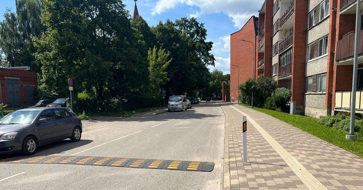 Jelgavā Jāņa ielā uzstādīti ātrumvaļņi un ieviests 20 km/h limits