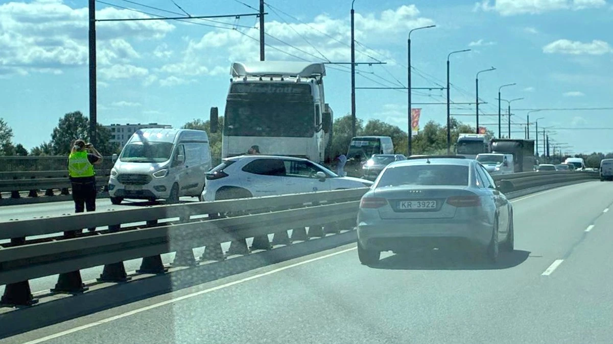 Salu tiltā saduras kravas auto un vieglā automašīna