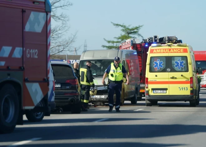 Gāzes noplūde Jelgavā: no deviņstāvu mājas evakuēti 27 cilvēki