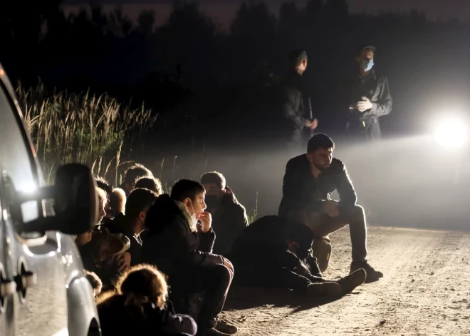 Lietuvā migrantu grupa ar nūjām un akmeņiem uzbruka robežsargiem