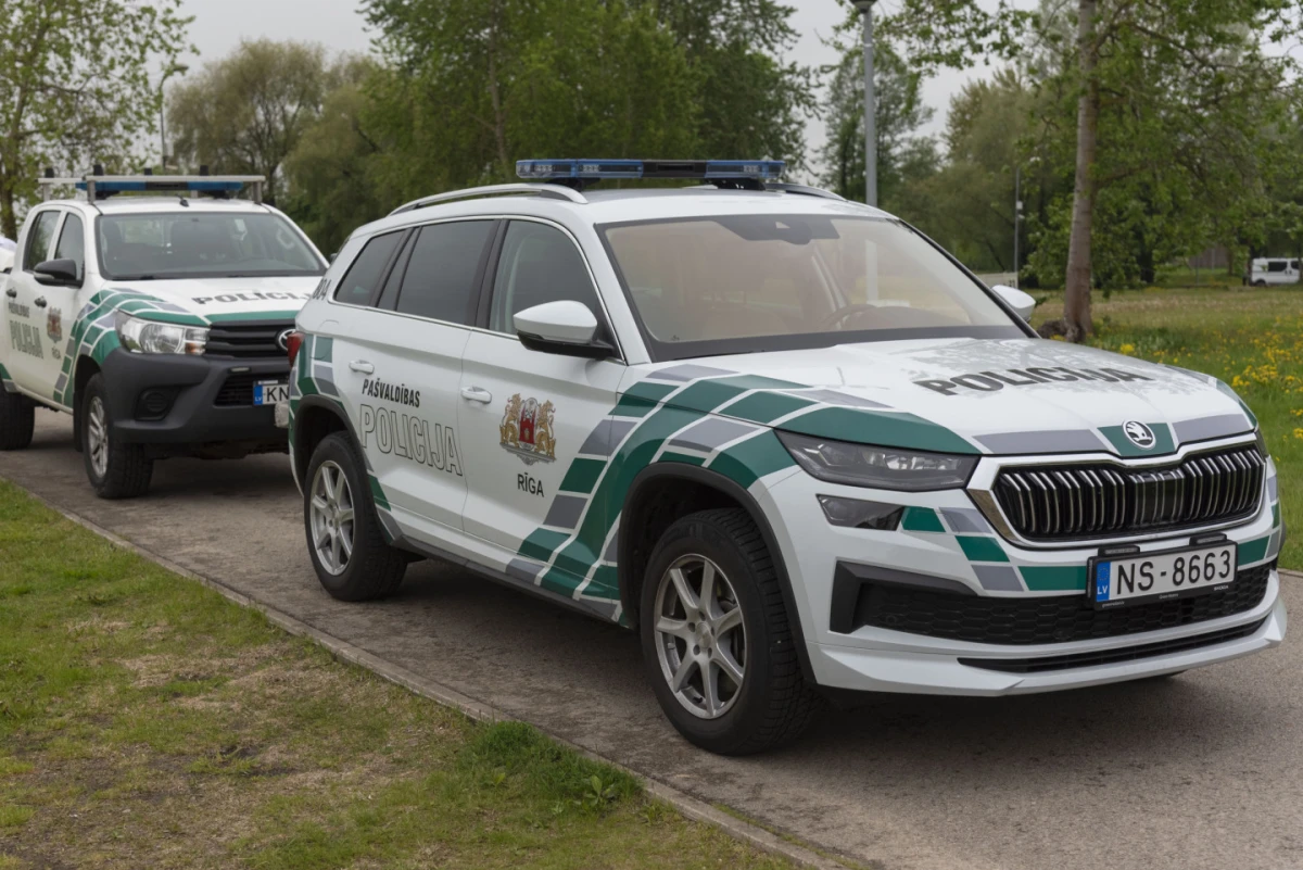 Āgenskalnā pēc iedzīvotāju ziņojuma aizturēts agresīvs šoferis