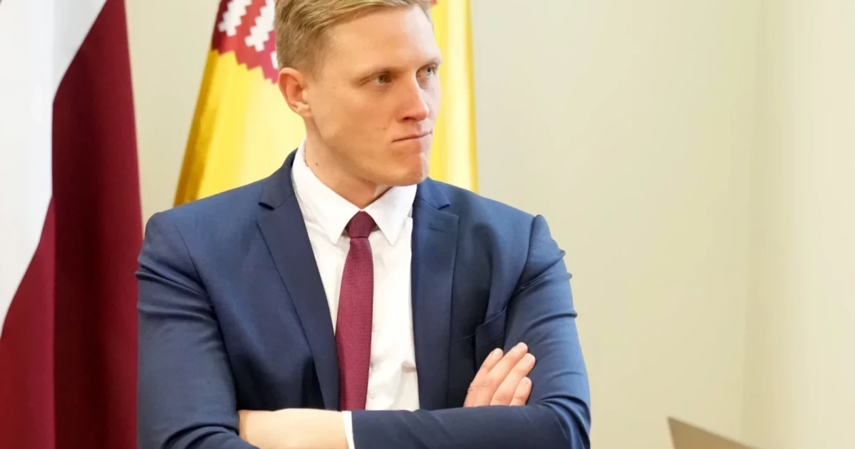 Третья оппозиционная партия поддержала отставку Яниса Домбравы