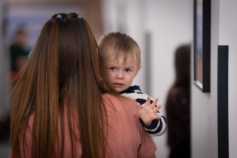 Почему 500 детей в Латвии остаются без семьи: страхи и барьеры