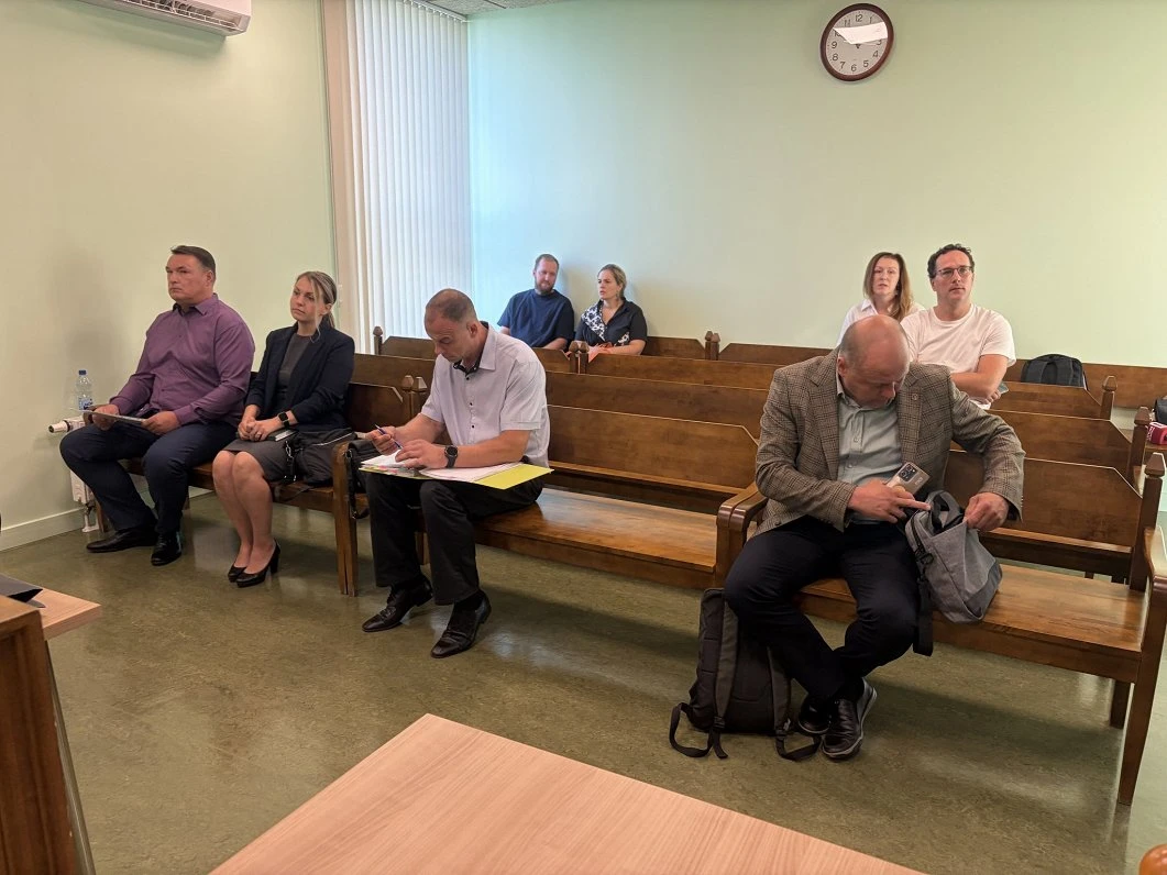 Tiesā par Bauskas novadā nošautajiem suņiem: apsūdzētie vainu noliedz