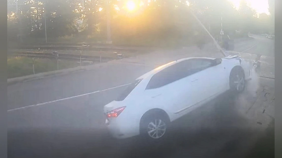 Toyota vadītāja Rīgā sabojā pārbrauktuvi un aizbēg