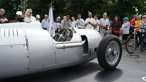 Легендарный Auto Union Type C проехал по улицам Риги
