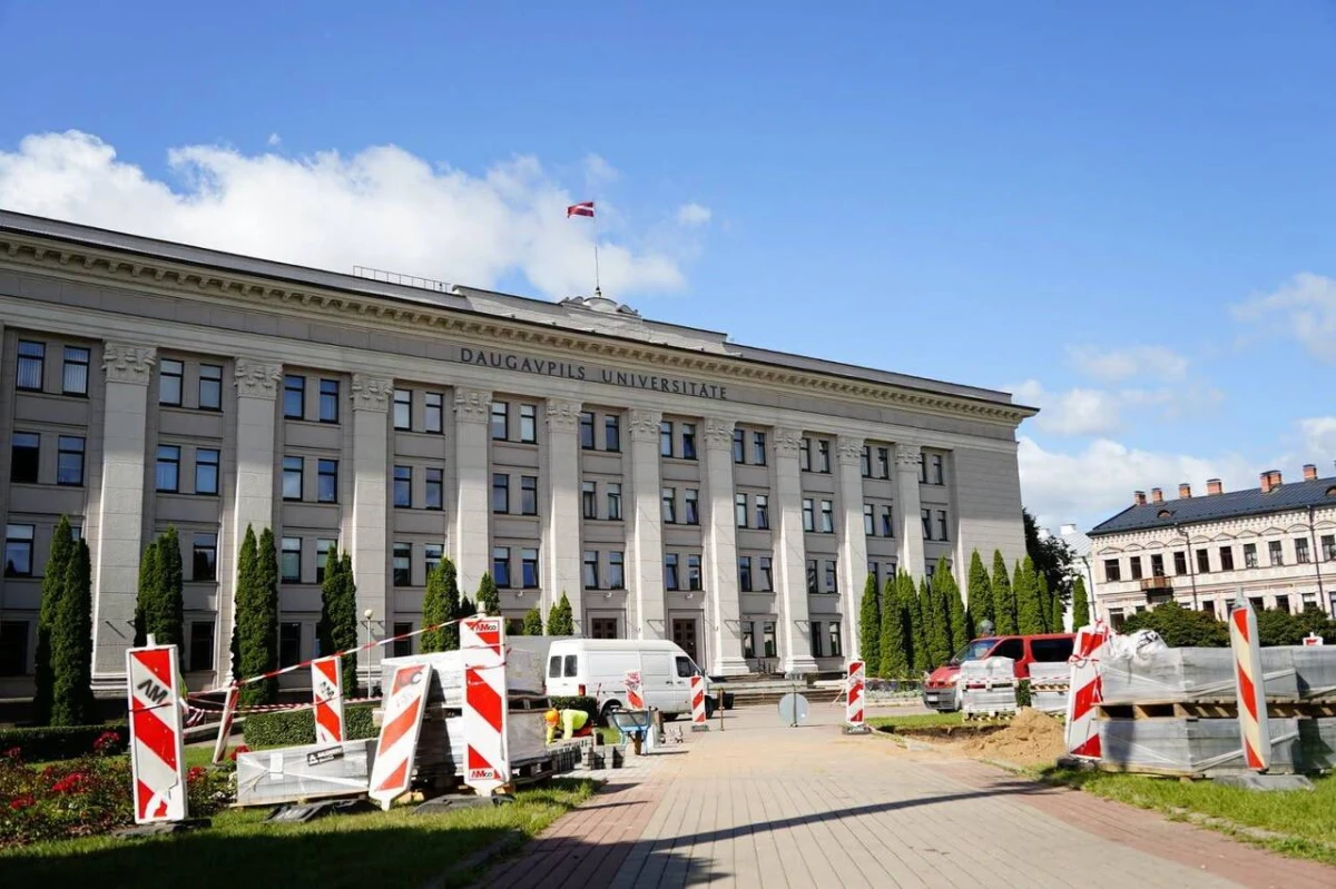 В Даугавпилсе обновляют сквер у университета