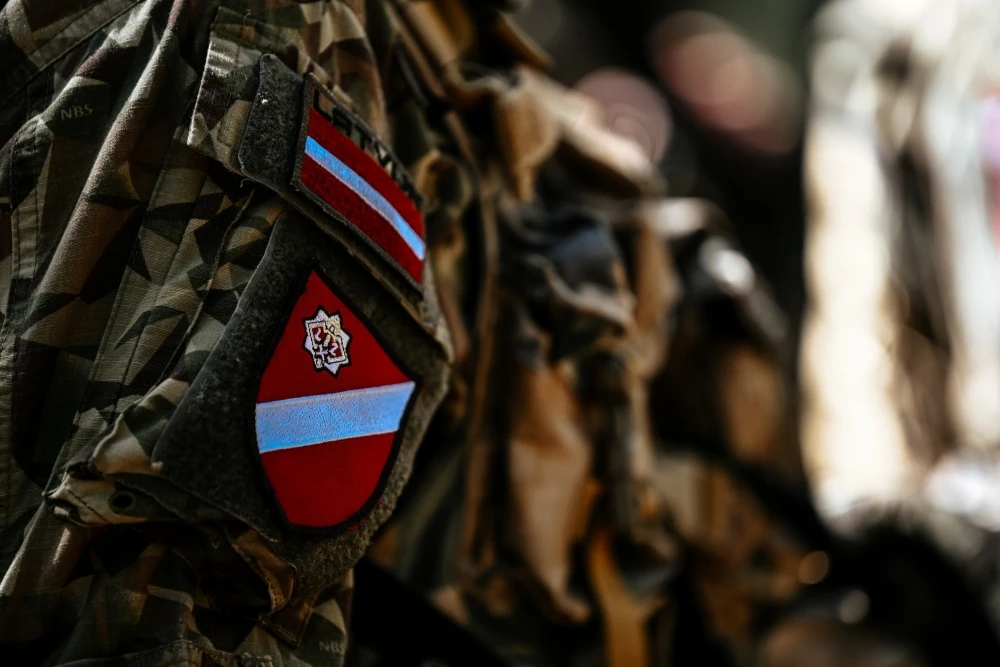 Zemessardze svin 35 gadu jubileju ar diskusijām Operas skvērā