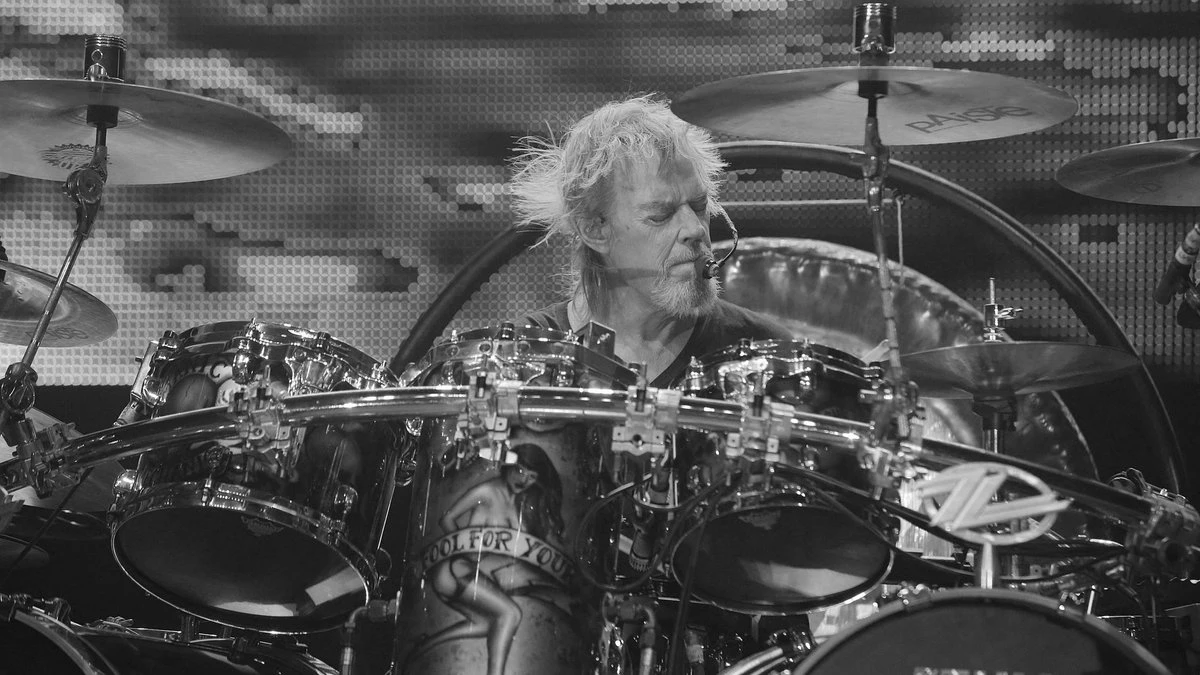 77 gadu vecumā mūžībā devies ZZ Top bundzinieks Frenks Bīrds
