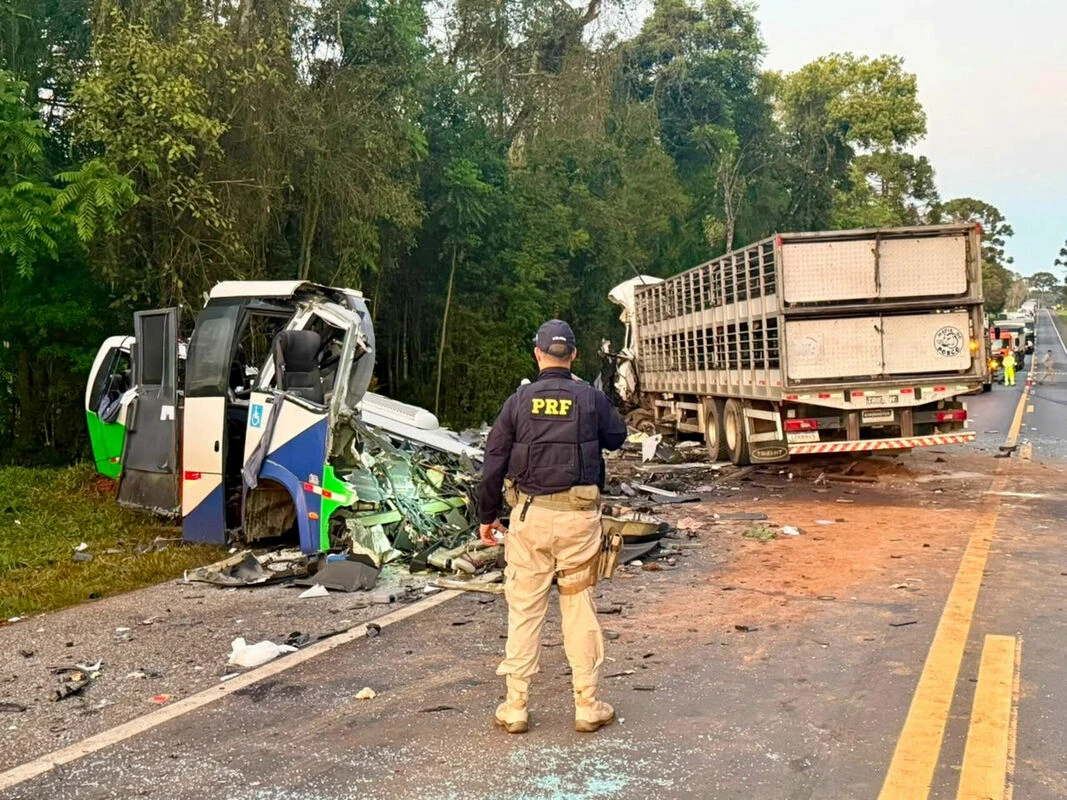 Brazīlijā mikroautobusa un kravas auto sadursmē bojā 23 cilvēki