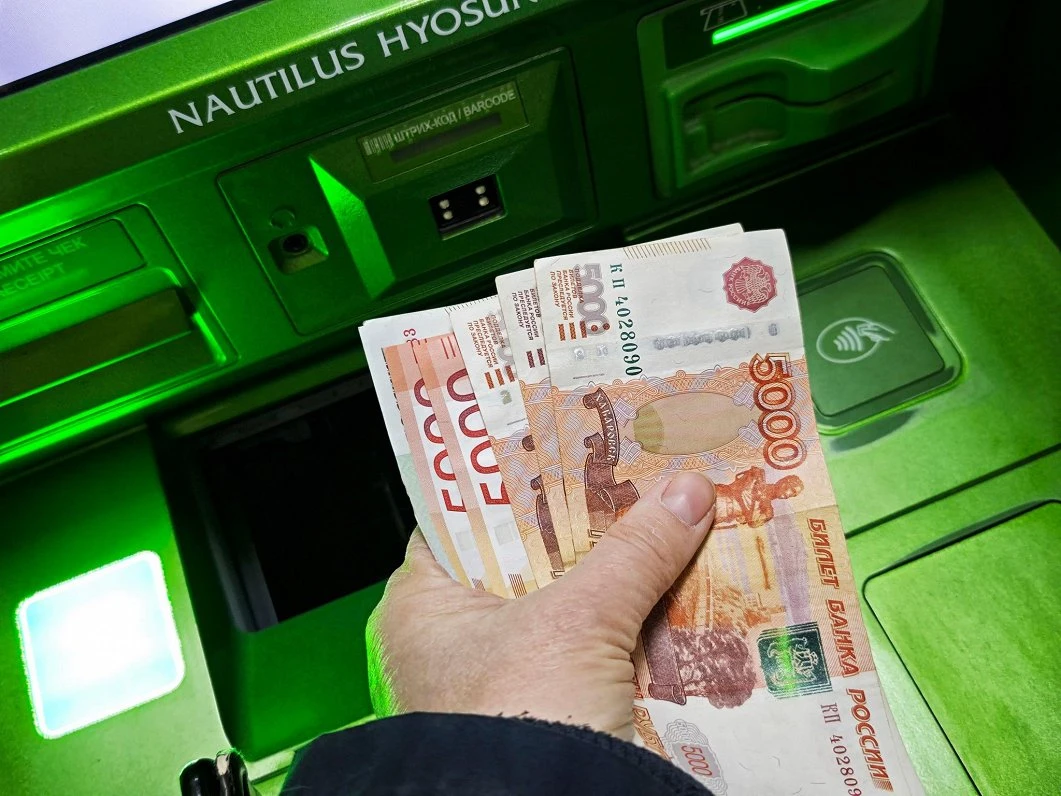Krievijas iedzīvotāji masveidā izņem naudu no bankām