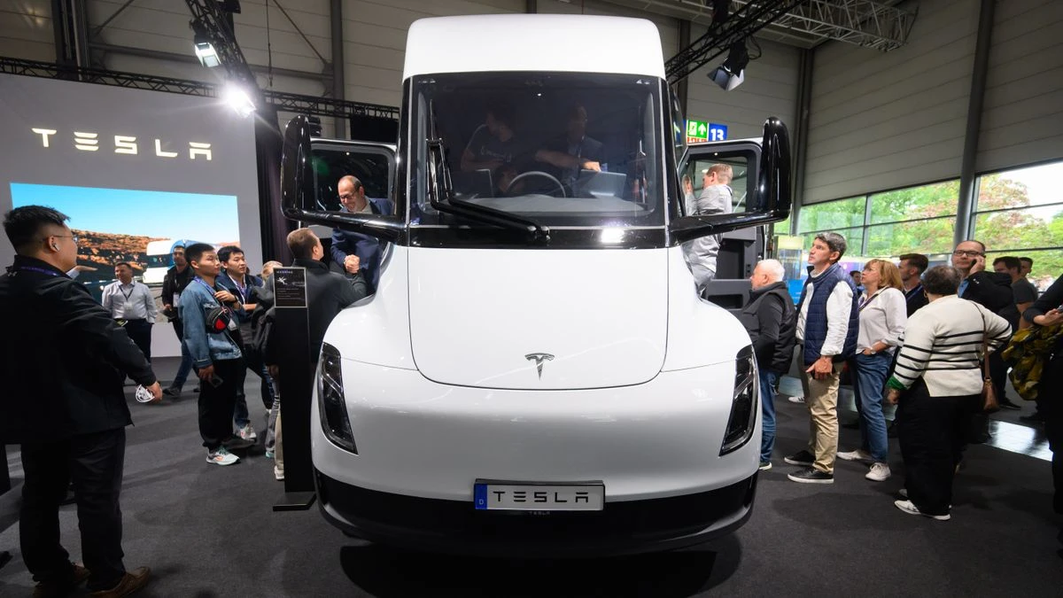 Tesla Eiropā prezentēs elektrisko kravas auto Semi