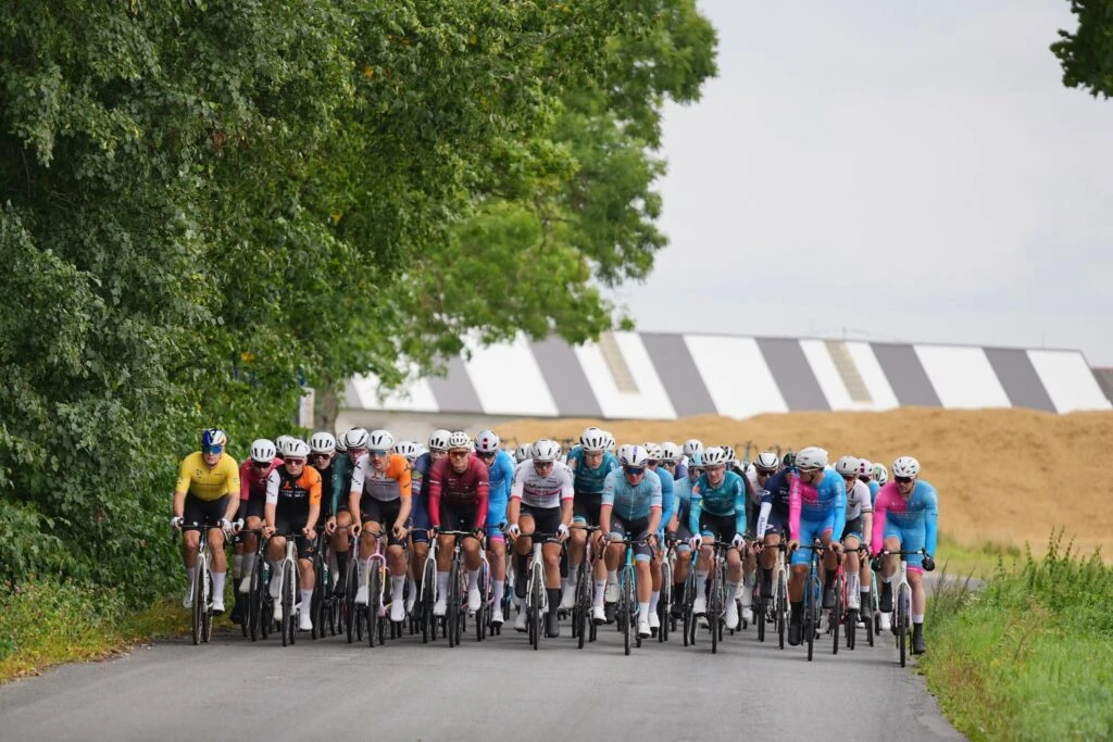 Latvijas riteņbraucēji cīnās skarbos apstākļos Baltic Chain Tour