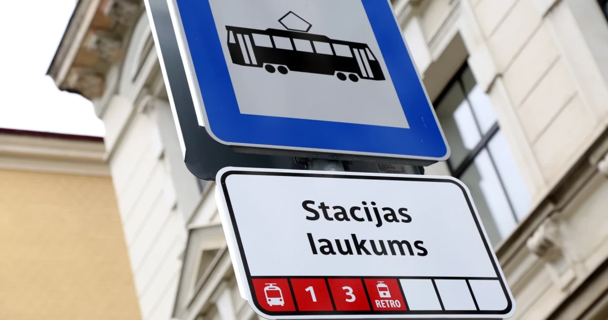 Vētra Rīgā: nolūzuši koki paralizē 1. un 10. tramvaja kustību