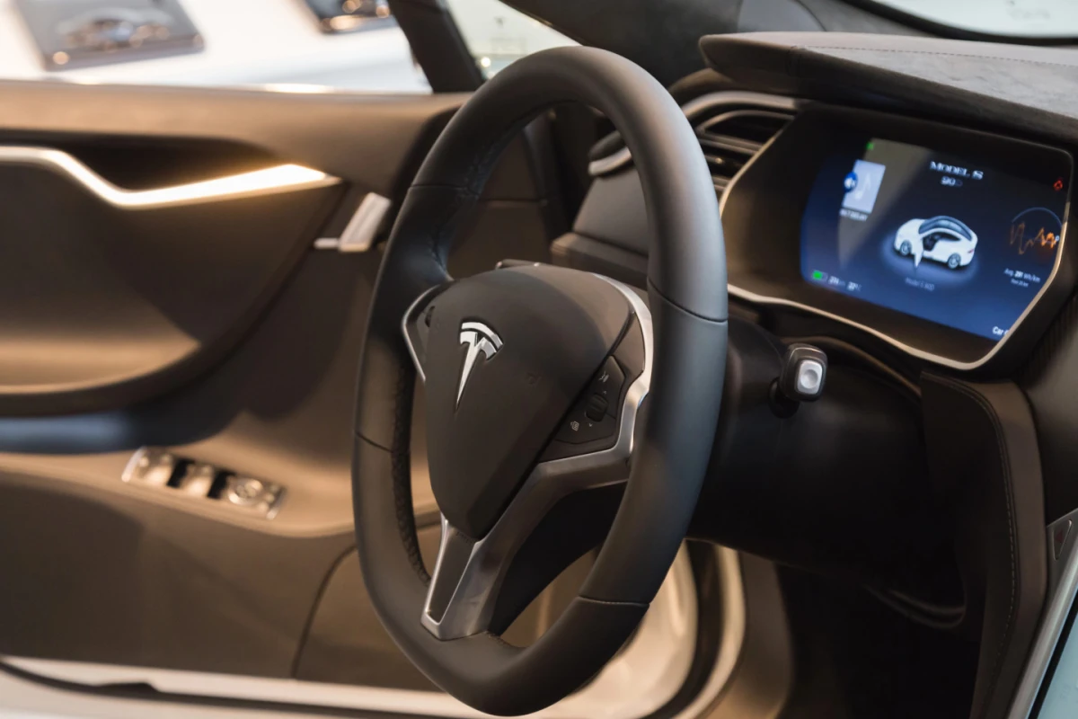 Tesla un citi ražotāji Ķīnā atsauc miljoniem auto durvju dēļ