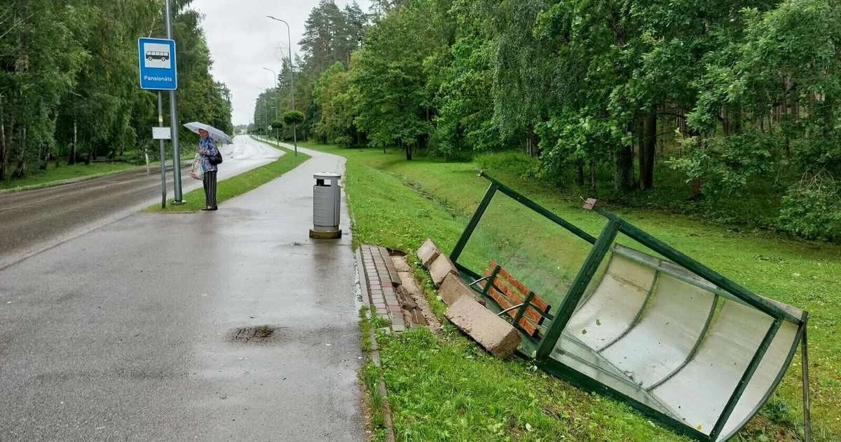 Последствия шторма в Елгаве: отключения света и перебои связи