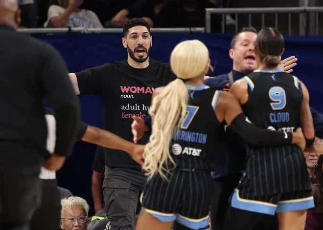 Eness Kanters izraidīts no WNBA spēles pēc konflikta ar spēlētāju