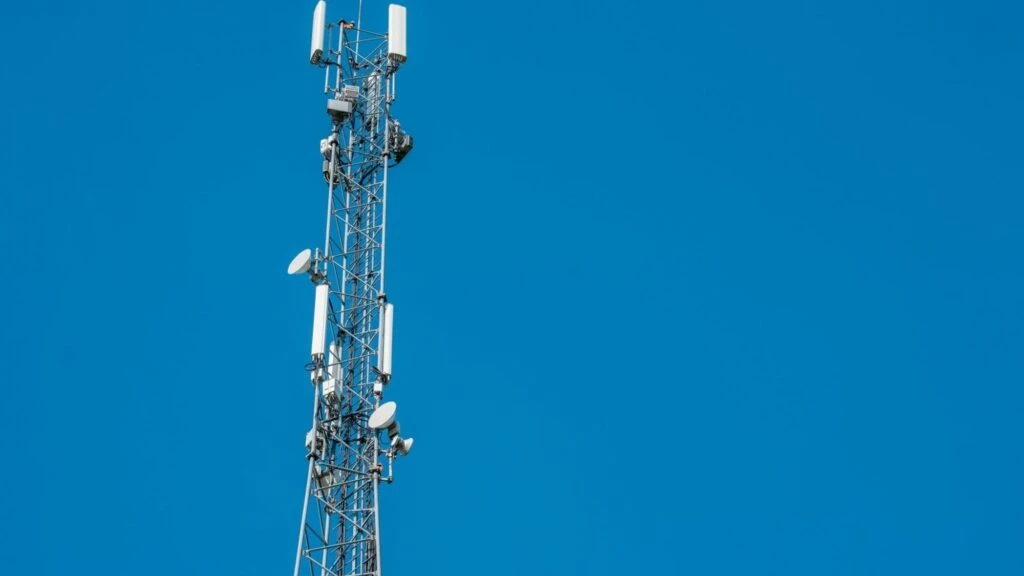 Pēc vētras: valsts pieprasa uzlabot mobilo sakaru noturību