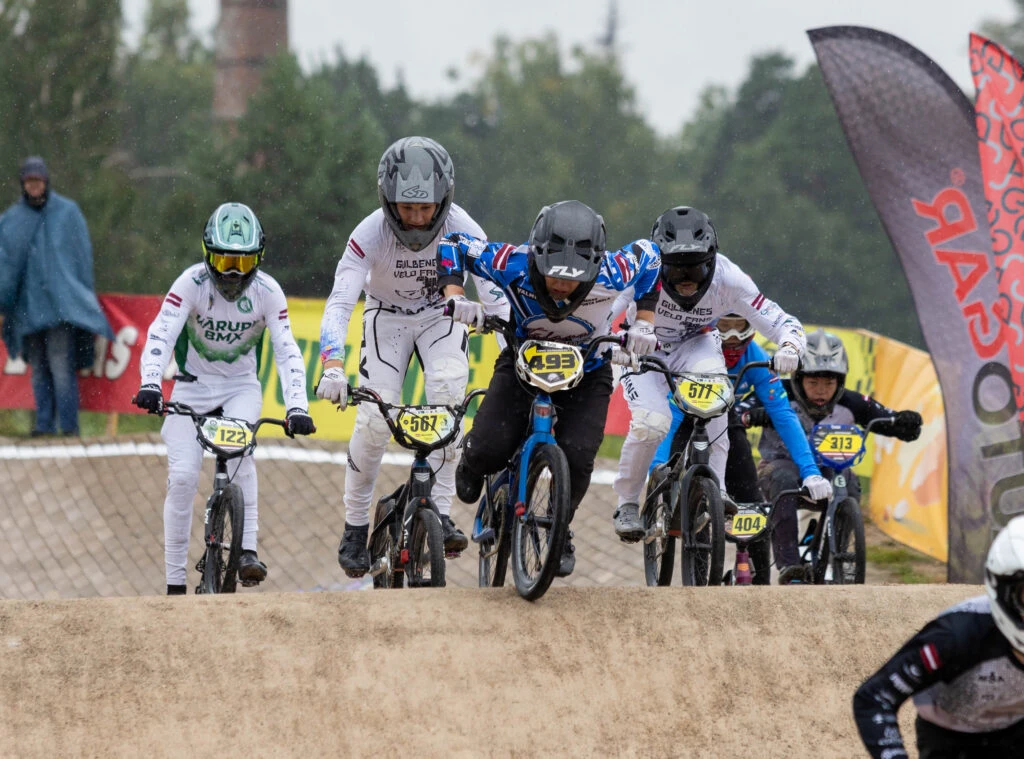 Gulbenē aizvadīts dubļainākais BMX Latvijas kausa posms