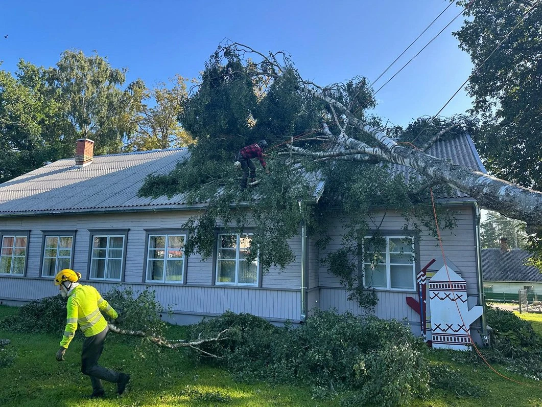 Pēc vētras Rēzeknes novadā arboristi glābj muzeja ēku