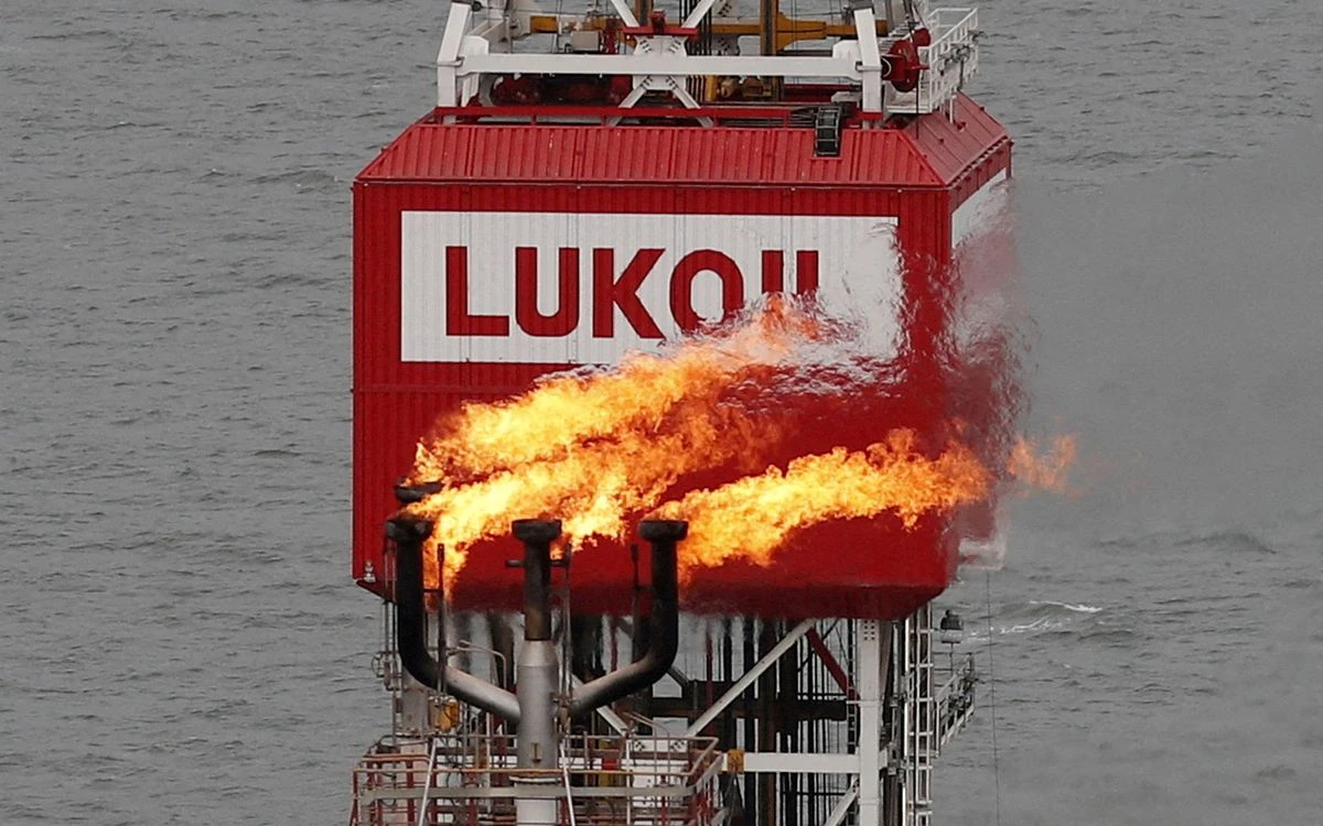 Pēc dronu uzbrukumiem nestrādā trīs no četrām Lukoil rūpnīcām
