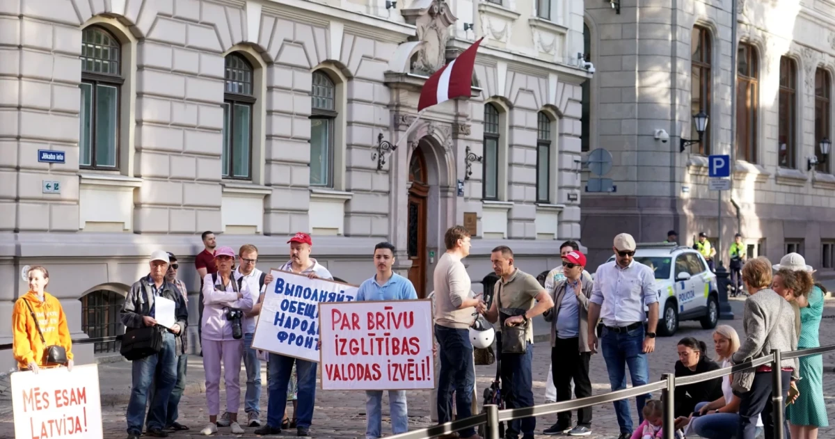 Pie Saeimas protestē pret mācībām tikai latviešu valodā