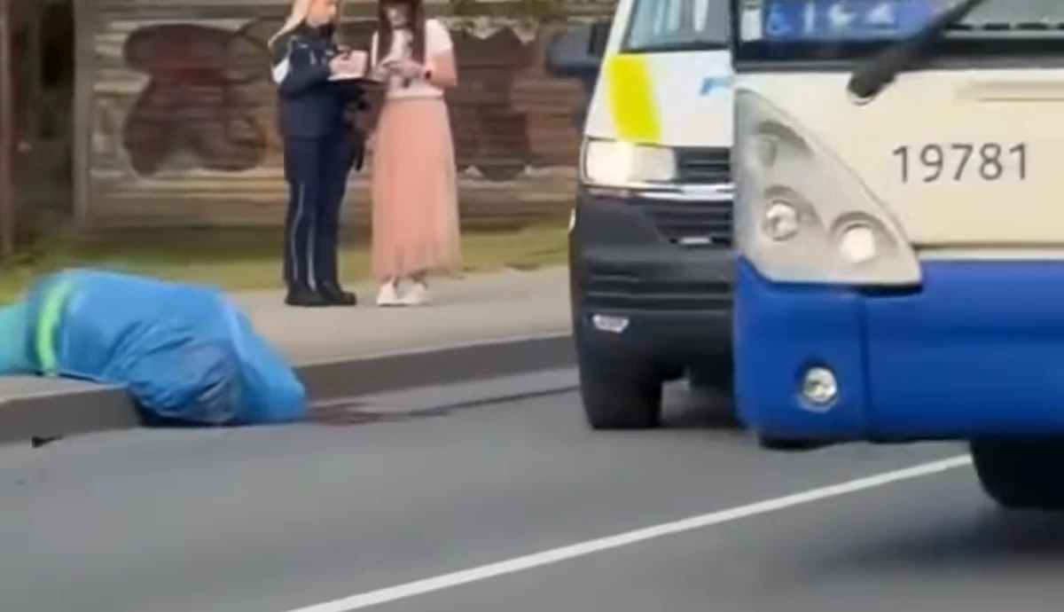 Rīgā pie Deglava tilta traģiskā avārijā bojā gājis velosipēdists