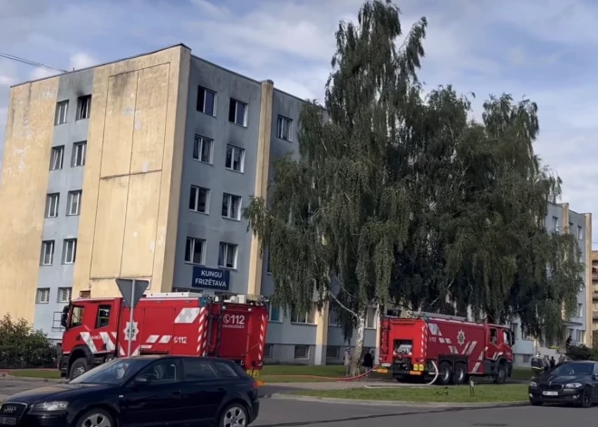 Jelgavā no degošas piecstāvu ēkas izglābti desmit cilvēki