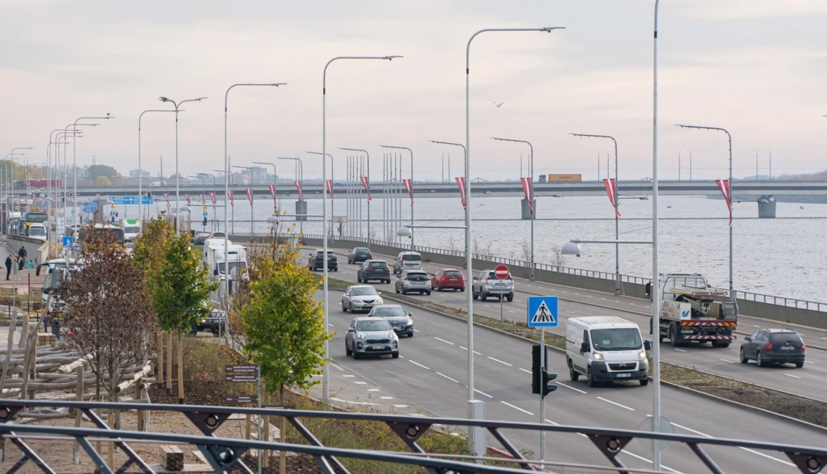 Rīgas krastmalās remontdarbu dēļ demontētas drošības margas