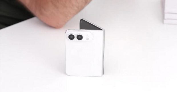 Прототип складного iPhone показали на видео перед презентацией