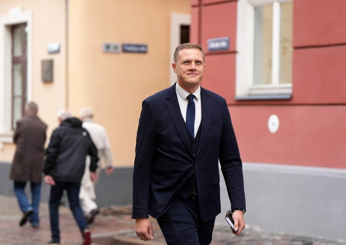 Dombrava Saeimā iztur opozīcijas prasīto neuzticības balsojumu