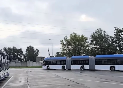 Rīgā testē neierasti garu 25 metru elektroautobusu