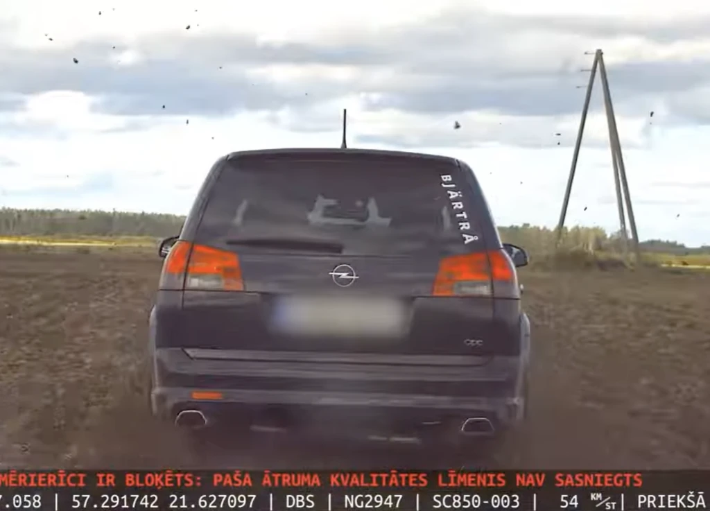 Ventspilī autovadītājs bēg no policijas pa labības laukiem