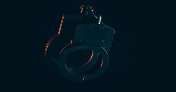 Apcietināts vīrietis par narkokurjeru vervēšanu pēc nāves gadījuma
