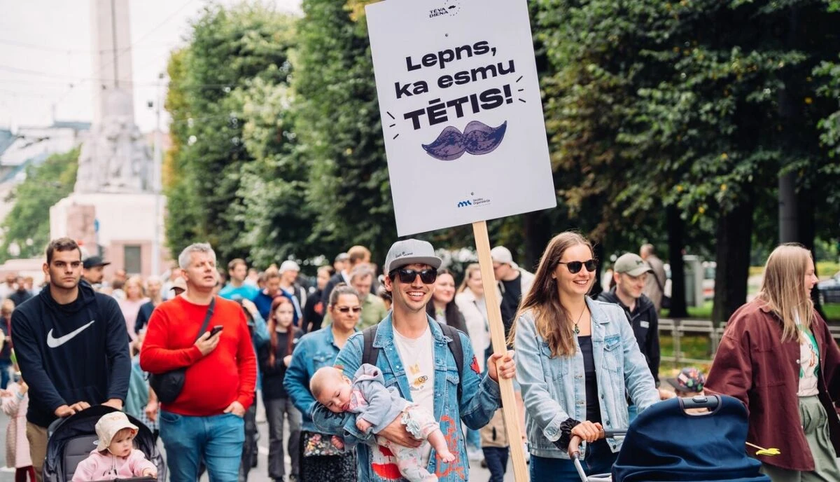 Rīgā ar gājienu un koncertiem atzīmē Tēva dienu