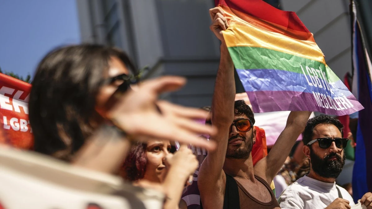 Turcijā plašos reidos pret LGBTQ kopienu iesaistīti 162 cilvēki