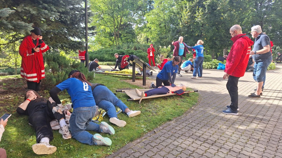Vecbebros skolēni sacenšas pirmās palīdzības sniegšanā