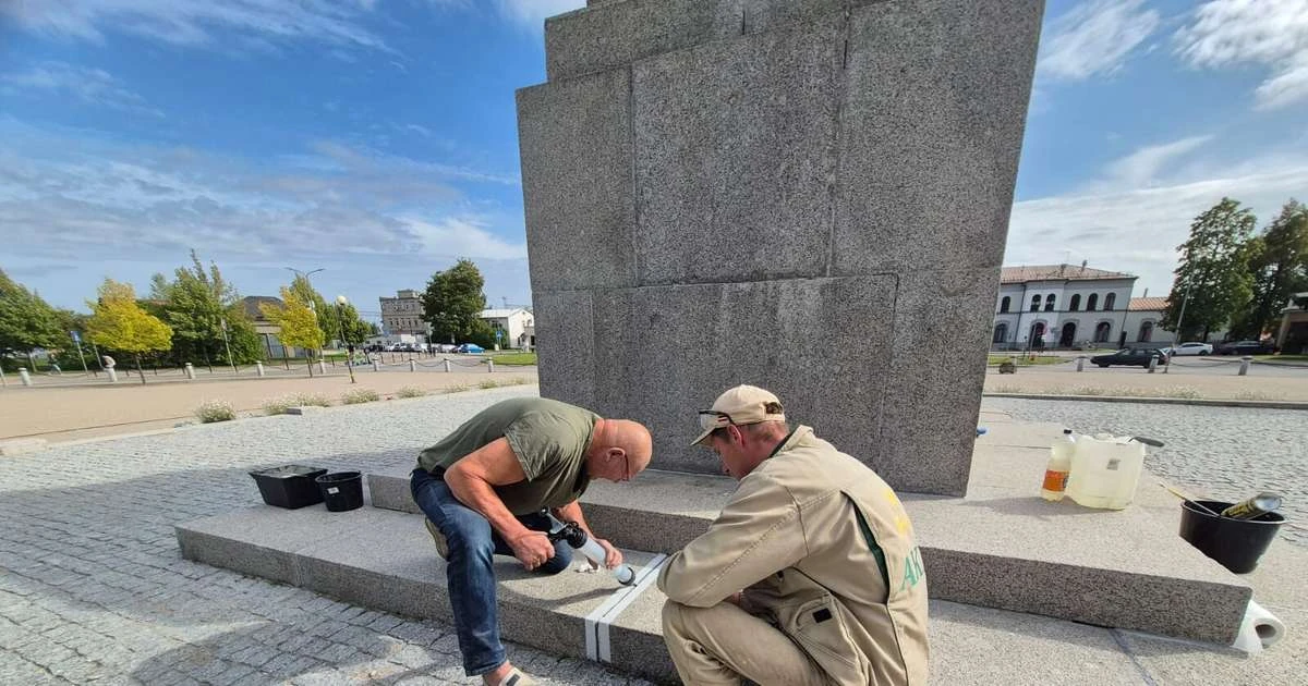 Jelgavā atjauno Lāčplēša pieminekļa šuves Stacijas parkā