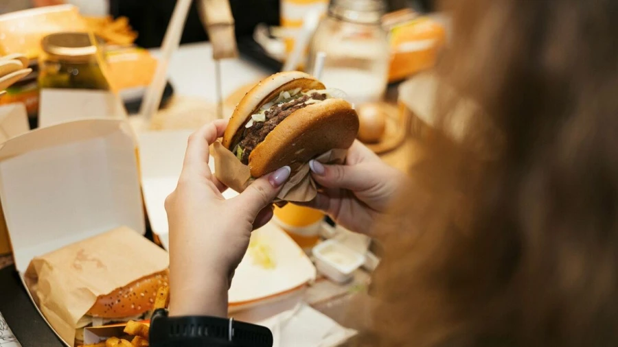 Latvijā tirdzniecībā nonāk „McDonald’s” jaunais burgers „Big Arch”