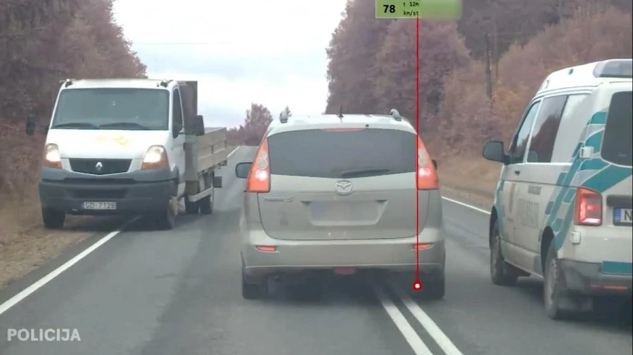 Madonas pusē pēc bēgšanas no policijas avarē auto ar migrantiem