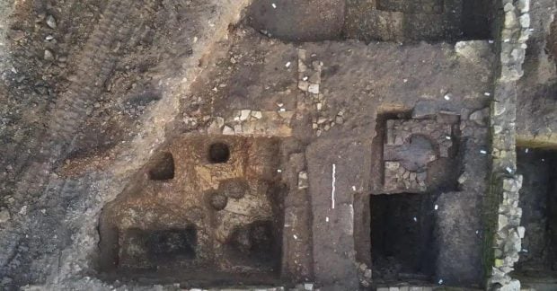 Археологи нашли во Франции сосуды с тысячами римских монет