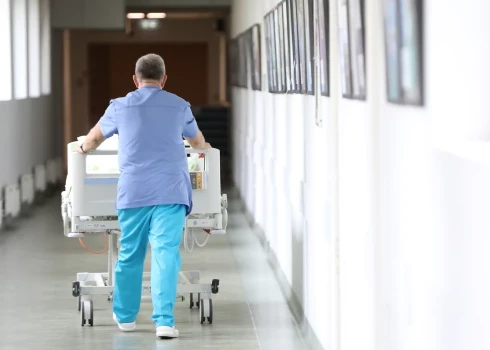 RAKUS mediķi veikuši sarežģītu 12 stundu operāciju trenerim
