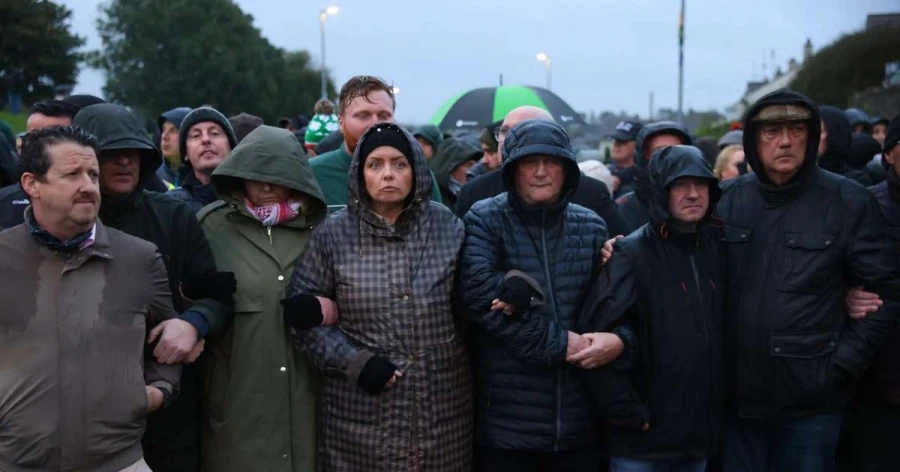 Ziemeļīrijā tūkstošiem cilvēku protestē pret oranžistu gājienu