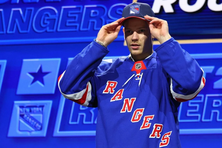 Alberts Šmits iekļauts Ņujorkas „Rangers” sastāvā NHL sezonai